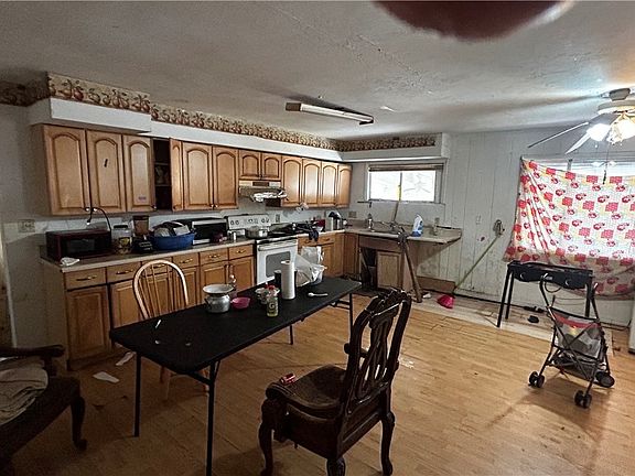 3rd image of 4252 Woodside Ave