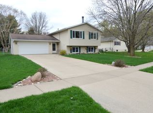 1565 Pleasantview Dr, Marion, IA 52302