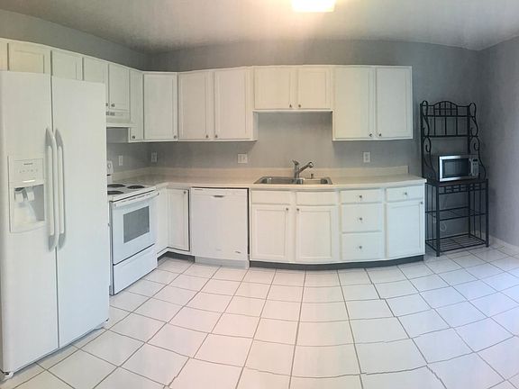 patio doors off kitchen - tile floor - microwave provided