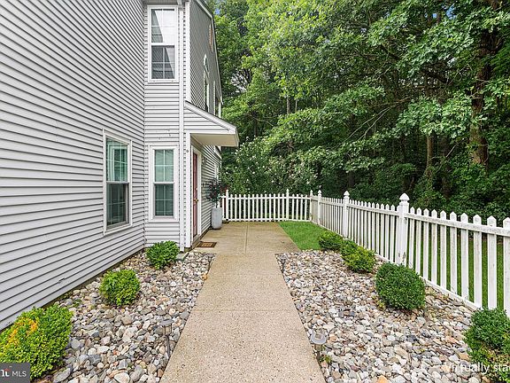 3rd image of 106 Birch Hollow Dr