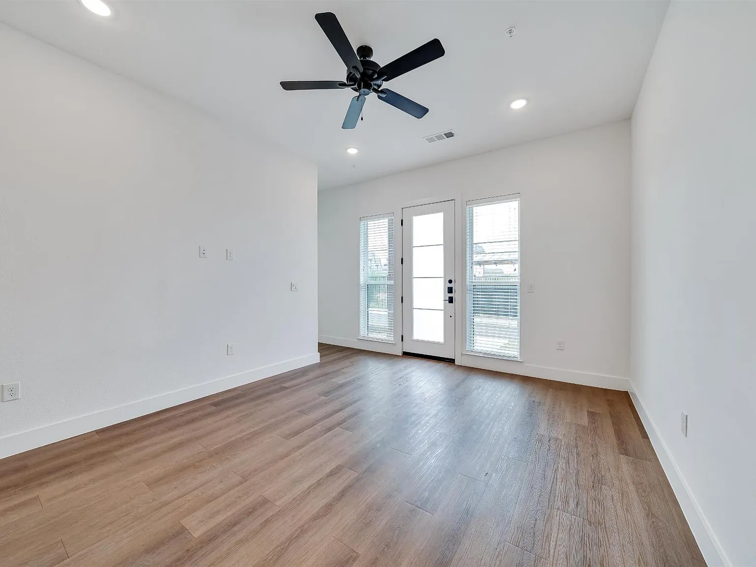 2 bed, 2.5 bath, 1177 sqft, $1,780 — Photo 3