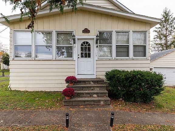 Enter to a large three season porch