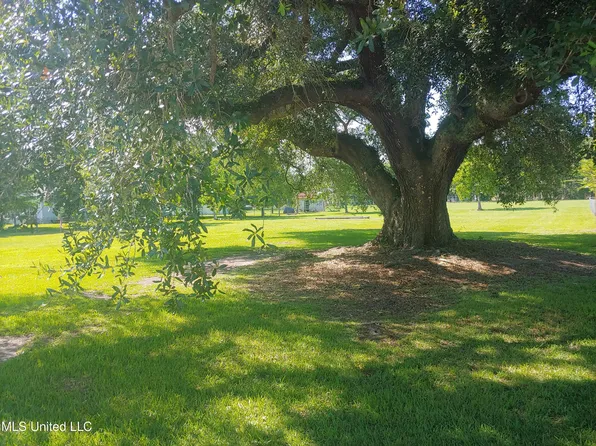 106 North St #107, Waveland, MS 39576