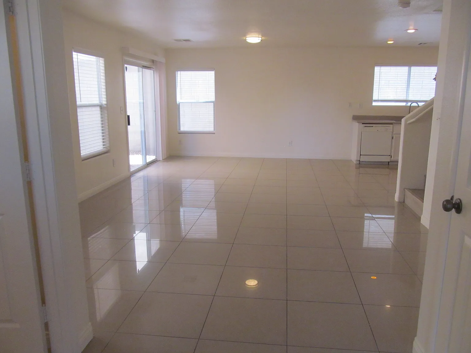 3 bed, 2.5 bath, 1301 sqft, $1,690 — Photo 2
