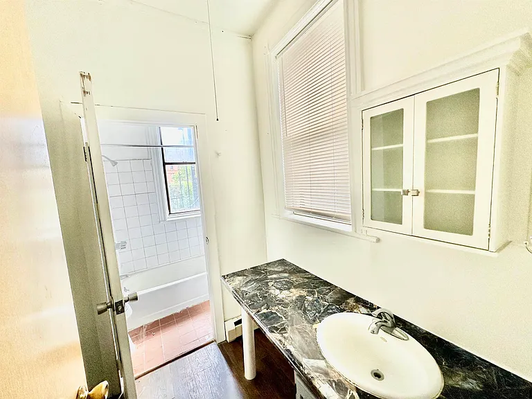 319 8th St #1R — Photo 7
