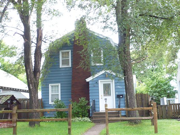Metal siding & fenced yard