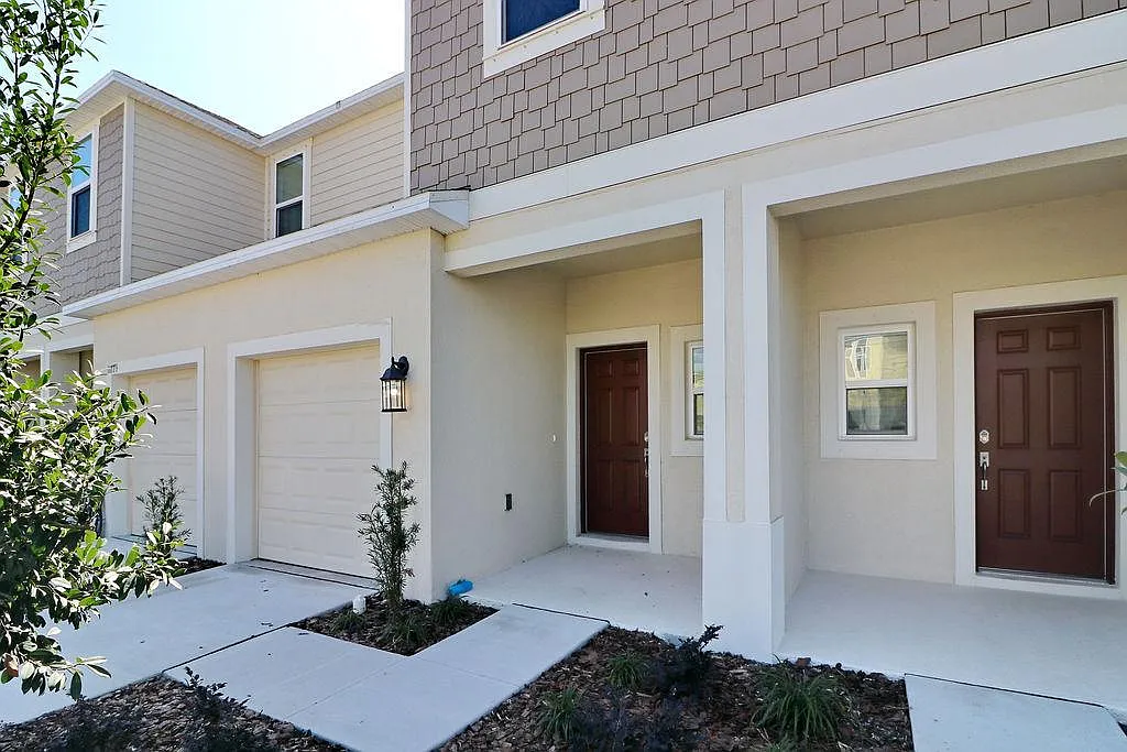 3 bed, 1373 sqft, $2,050 — Photo 2