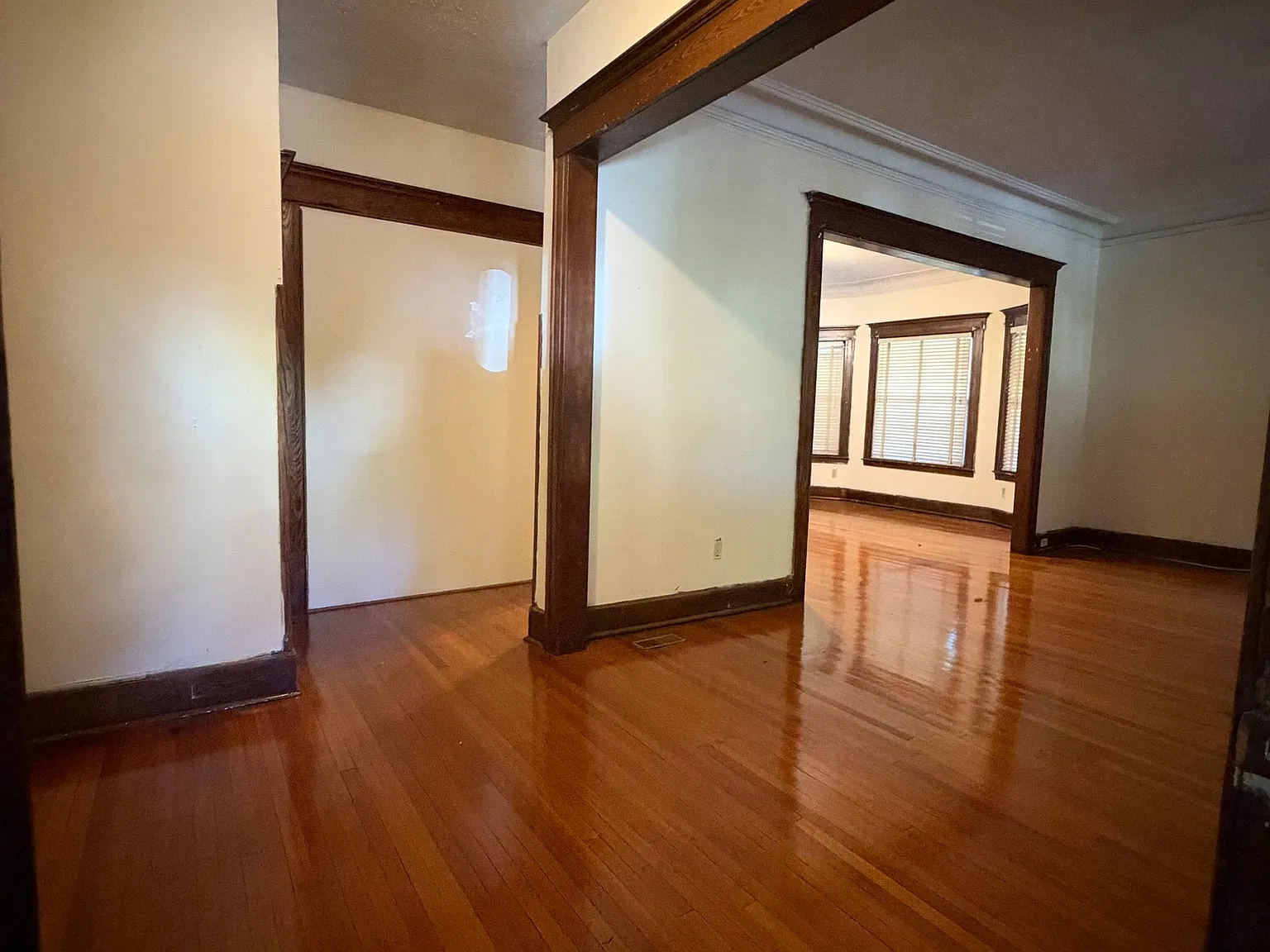 3 bed, 1.0 bath, 5067 sqft, $1,860 — Photo 1