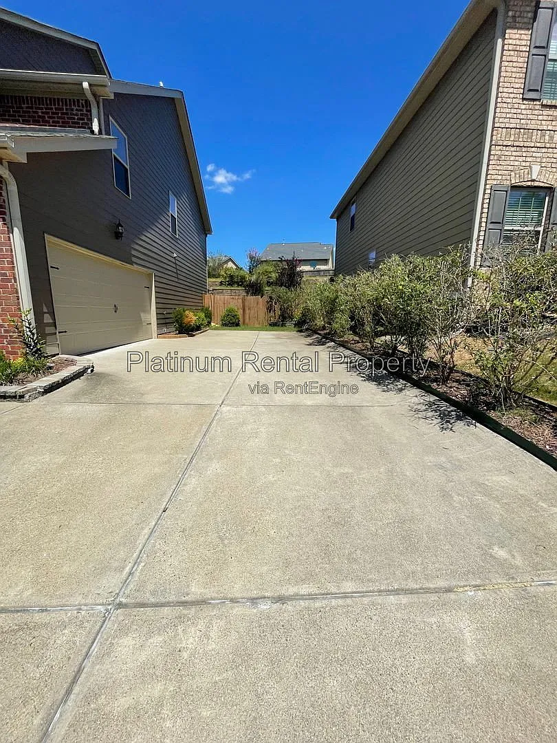 4 bed, 2.5 bath, 3234 sqft, $2,395 — Photo 3