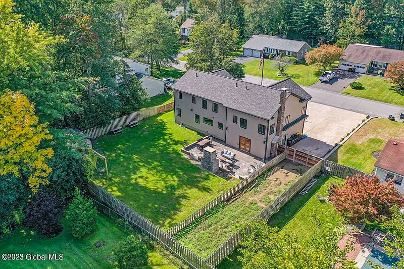 3rd image of 770 Huntingdon Drive