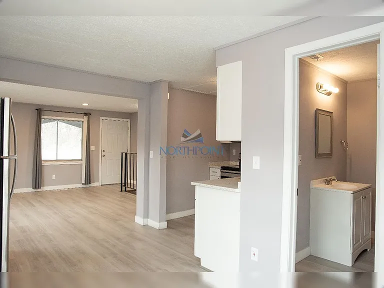 Bright & Open 2 bed 2 bath — Photo 21