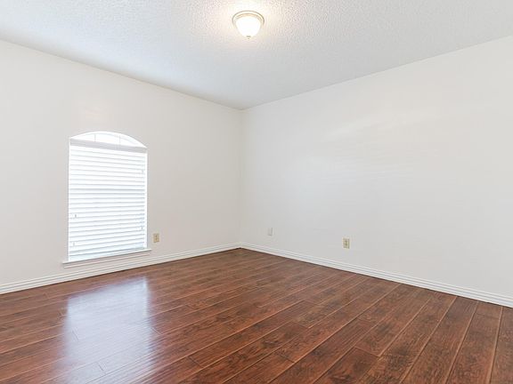 3rd image of 1508 Meadow Glen St