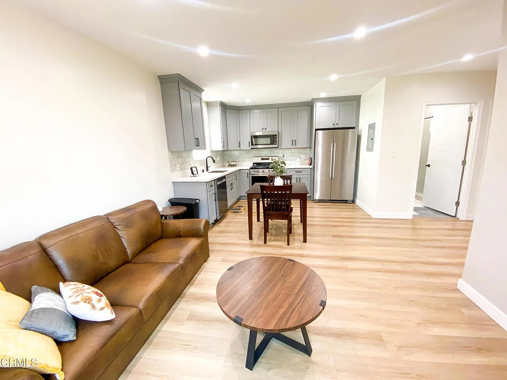 1 bed, 1.0 bath, 605 sqft, $3,400 — Photo 2