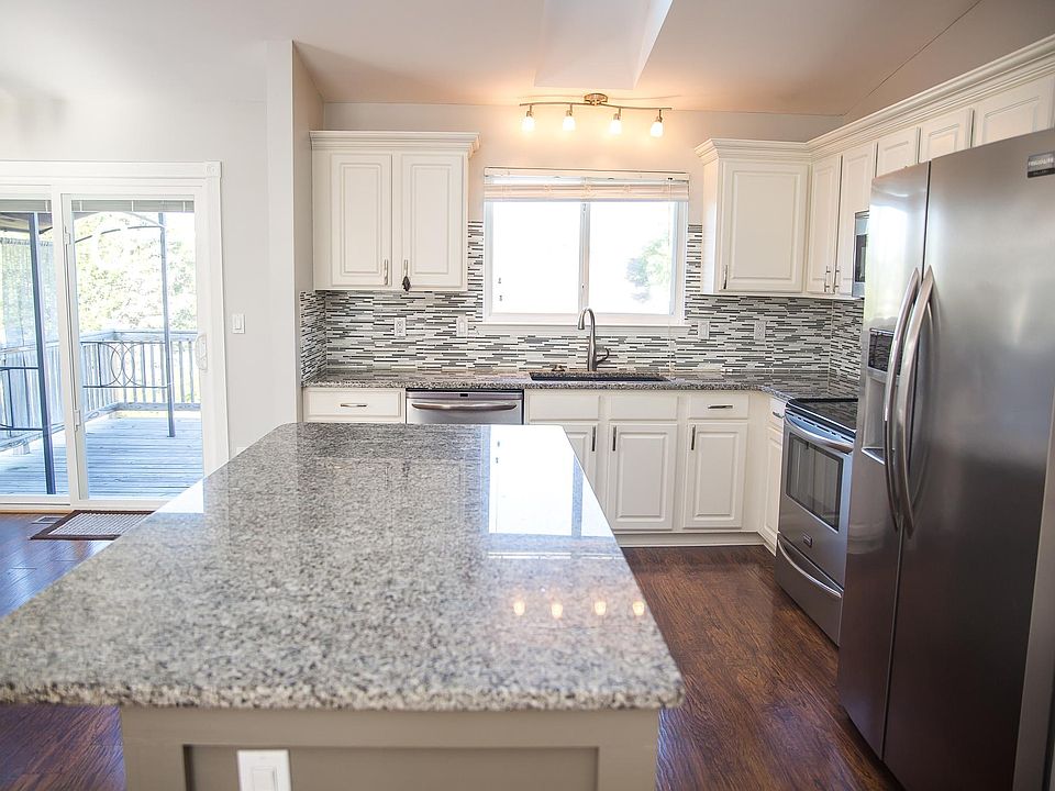 1st image of 784 Carriage Hill Dr