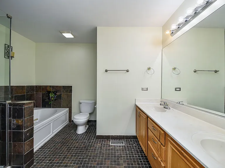 3169 Saganashkee Ln — Photo 9