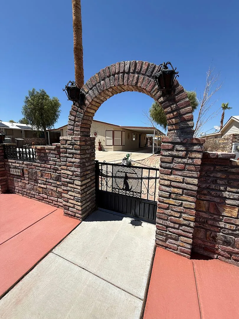 Two Bedroom w/Guest House in Foothills! — Photo 2
