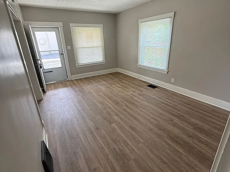 21 S Dunlap Ave — Photo 1