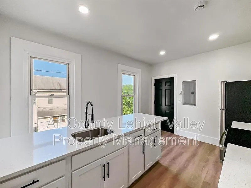 2 bed, 1.0 bath, 718 sqft, $1,595 — Photo 3