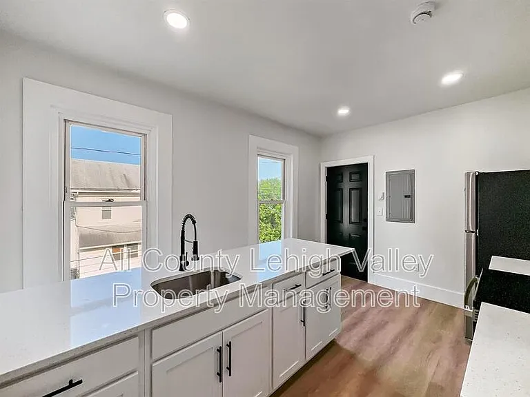 122 E Goepp St #2 — Photo 3