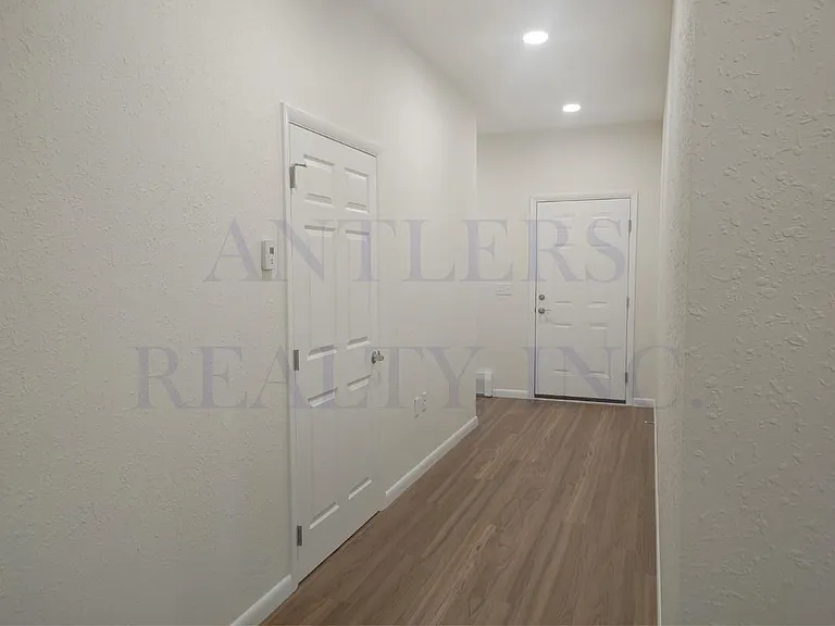 2537 Newton Ave — Photo 10