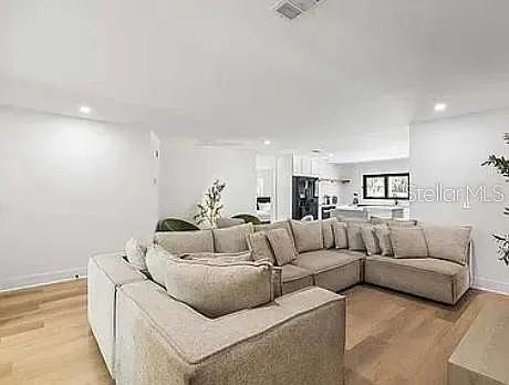 5 bed, 3.0 bath, 1828 sqft, $4,400 — Photo 3