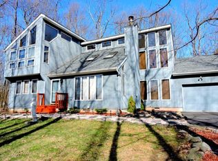 146 Oakenshield Dr, Tamiment, PA