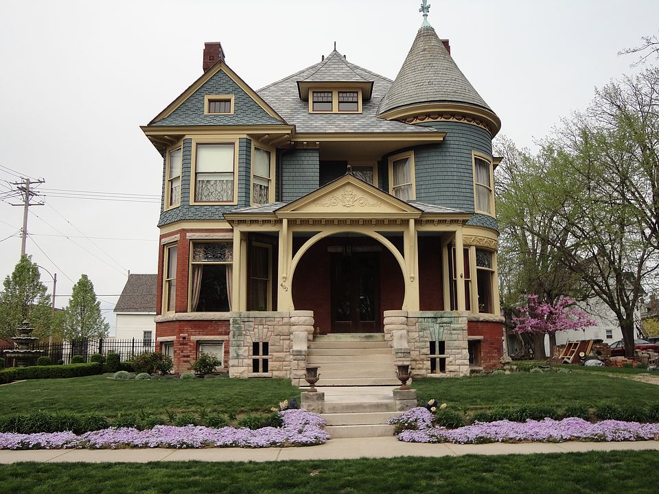 2nd image of 402 E Grove St