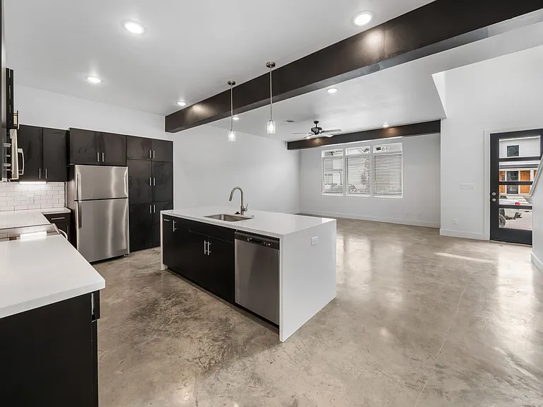 211 Lynn Dr — Photo 45