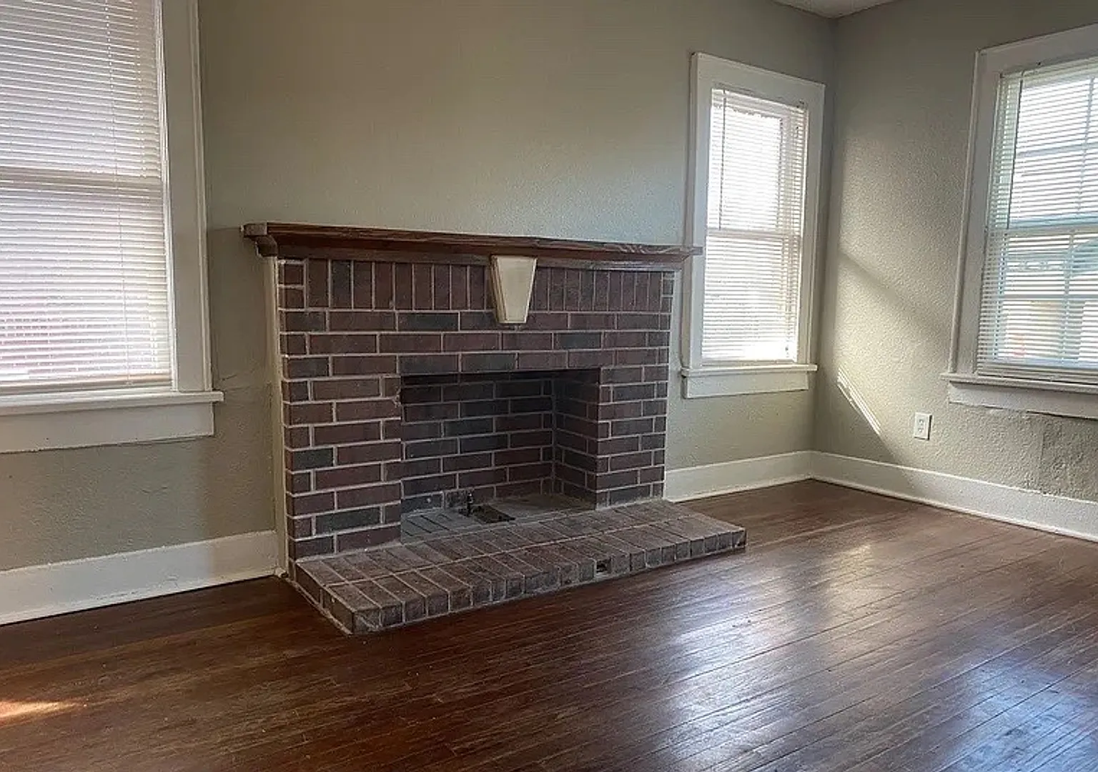 Stylish & Spacious 1-Bedroom Near Midtown & Plaza — Photo 2