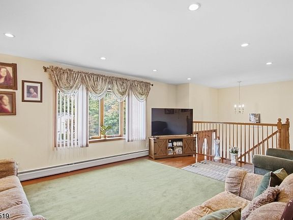5th image of 14 Leonard Rd