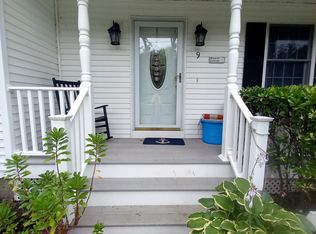 9 Bayberry Rd, Hampton Bays, NY 11946