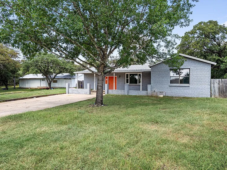 2106 Allred Dr — Photo 2
