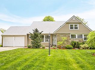 137 Tanners Pond Rd, Garden City, NY 11530