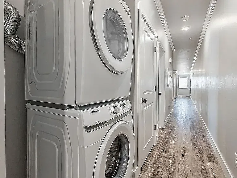 3 bed, 1600 sqft, $4,335 — Photo 4