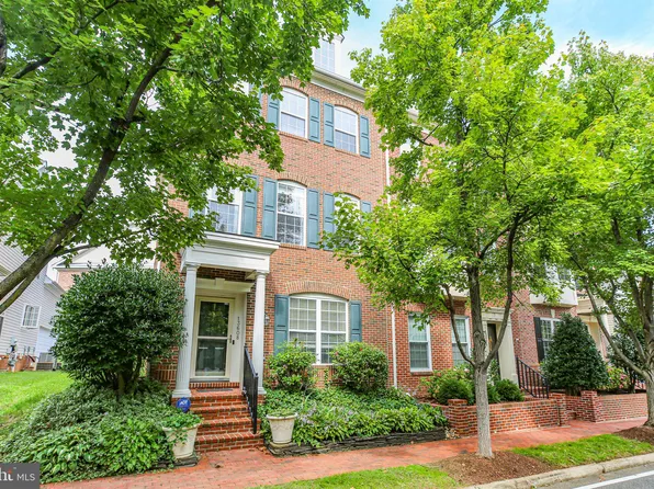 13608 Custis St, Woodbridge, VA 22191