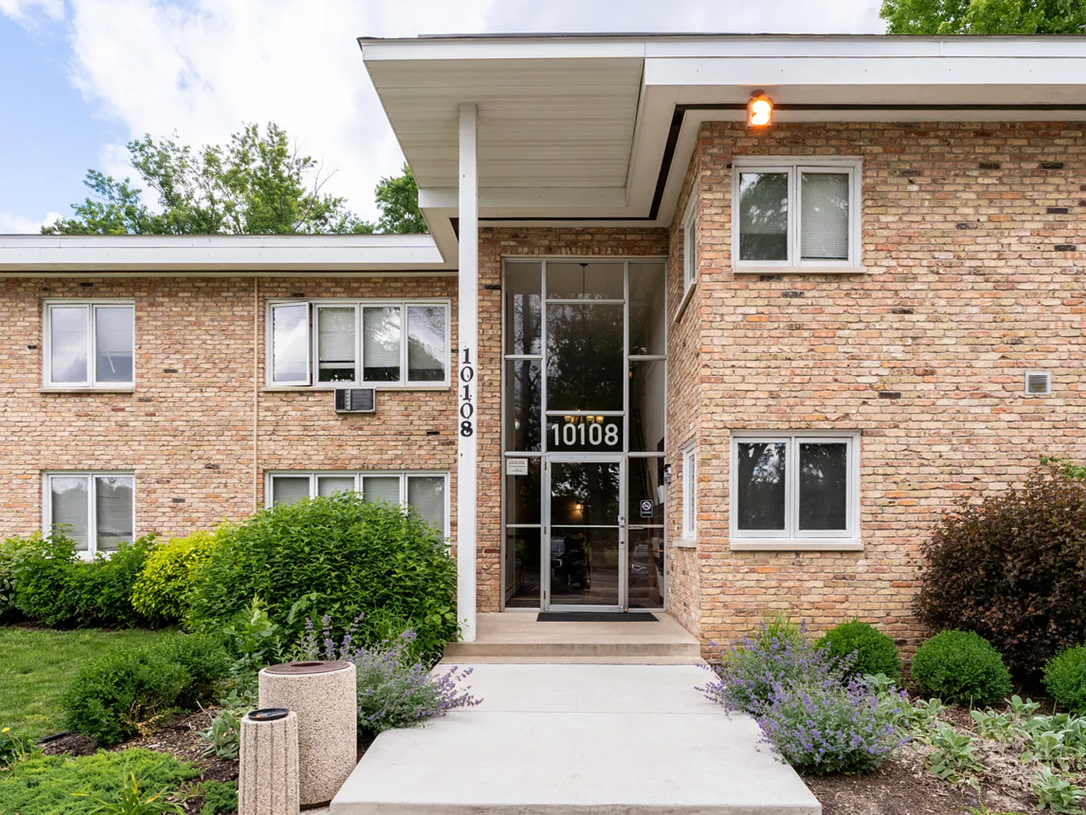 Spacious Bloomington Living with Utilities Included - 1 & 2 bedrooms — Photo 2