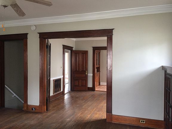 3rd image of 810 Barton Ave
