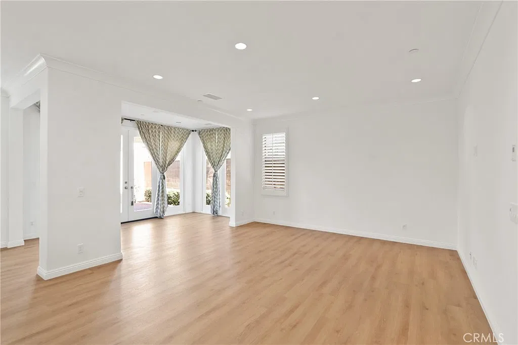 4 bed, 2037 sqft, $5,700 — Photo 4