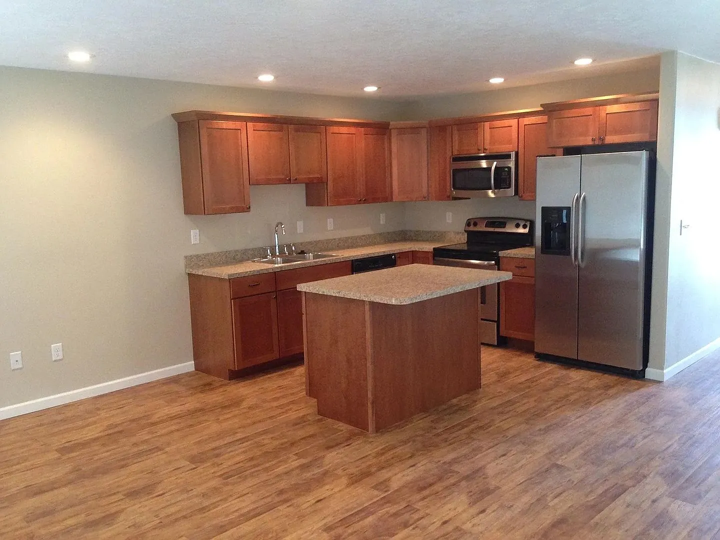 Spacious 3 Bedroom, 3 Full Bathroom Townhouse!! — Photo 1