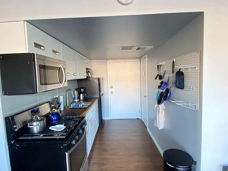 450 W 7th St #201 — Photo 7