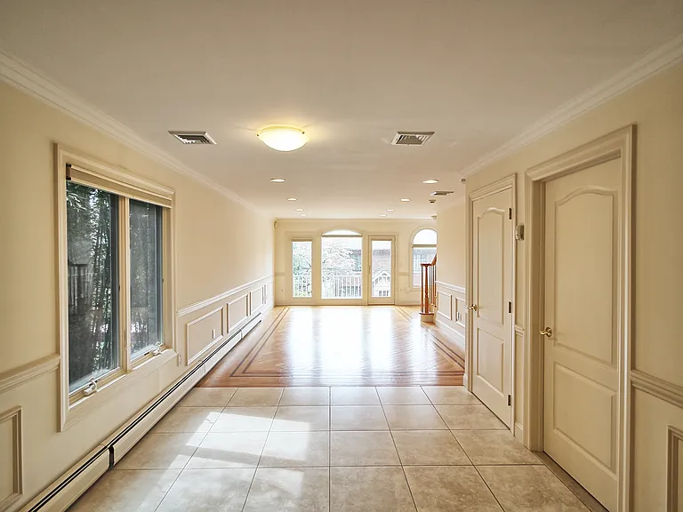 696 Undercliff Ave — Photo 3