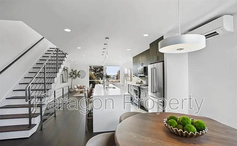2 bed, 3.0 bath, 1901 sqft, $4,500 — Photo 2