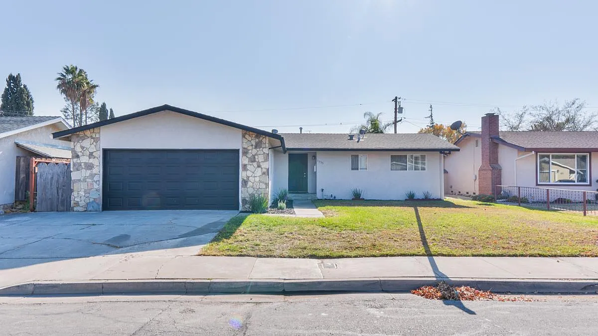 1335 Robin St photo 1