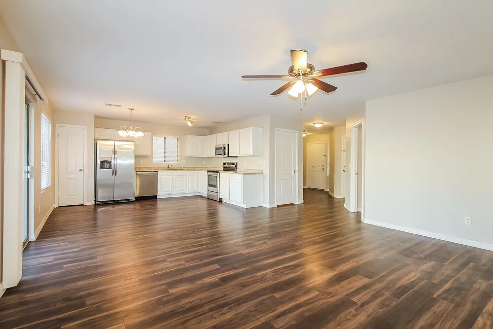 4 bed, 2.5 bath, 1949 sqft, $2,060 — Photo 4