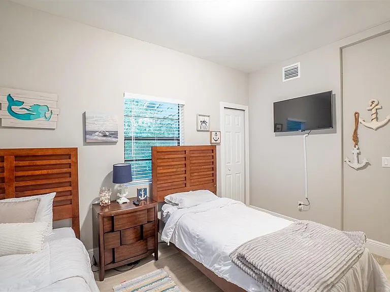244 Lexington Dr — Photo 12