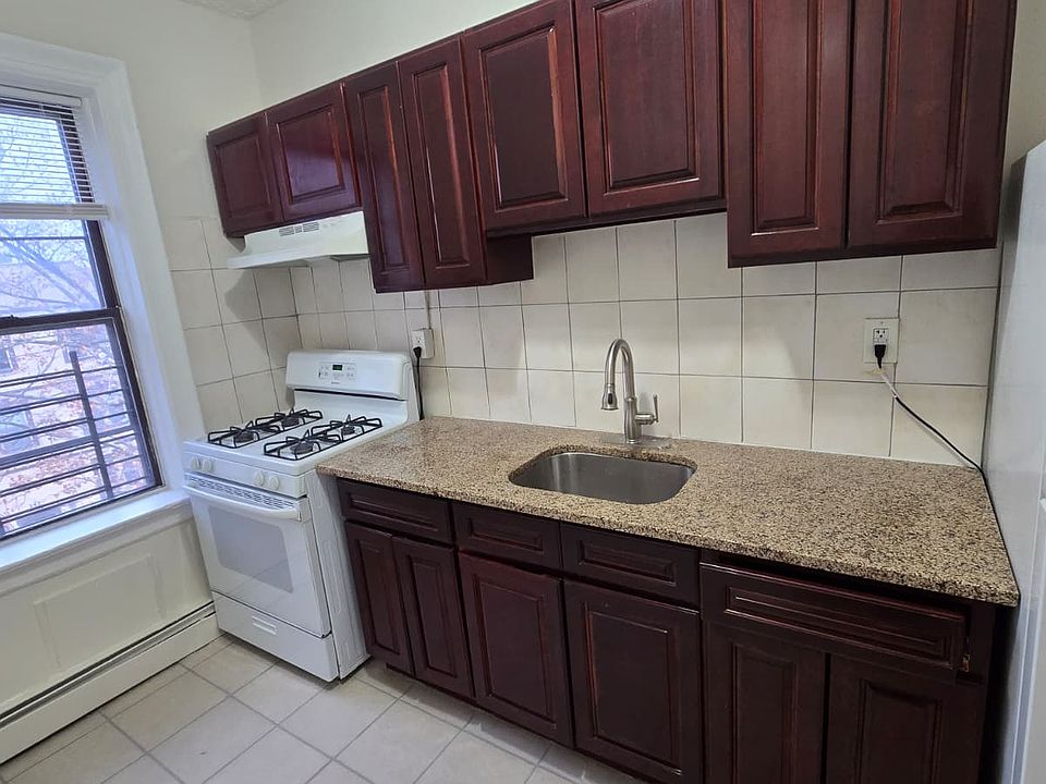 1st image of 142 Carlton Ave #11