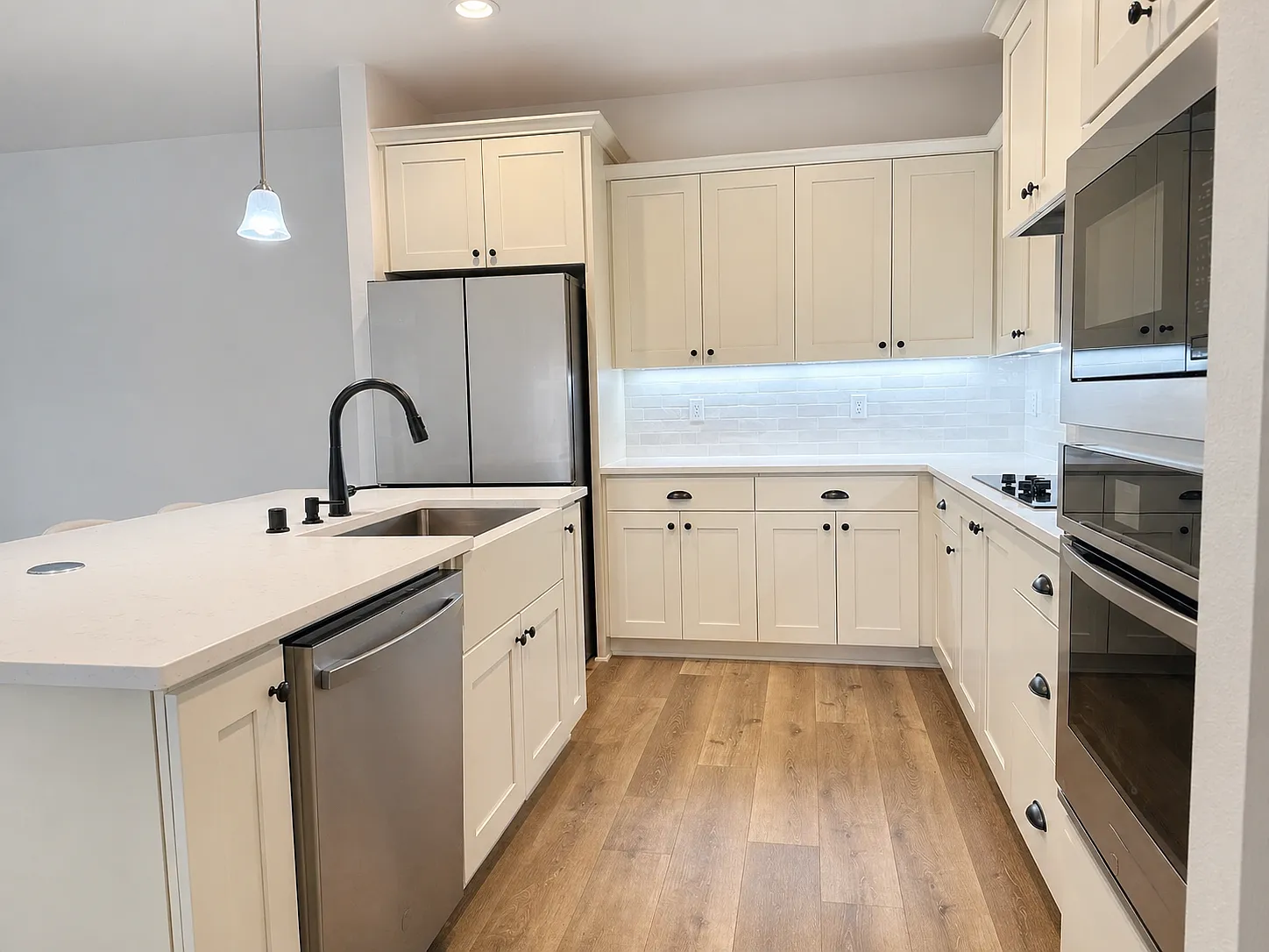 5 bed, 2392 sqft, $4,755 — Photo 4