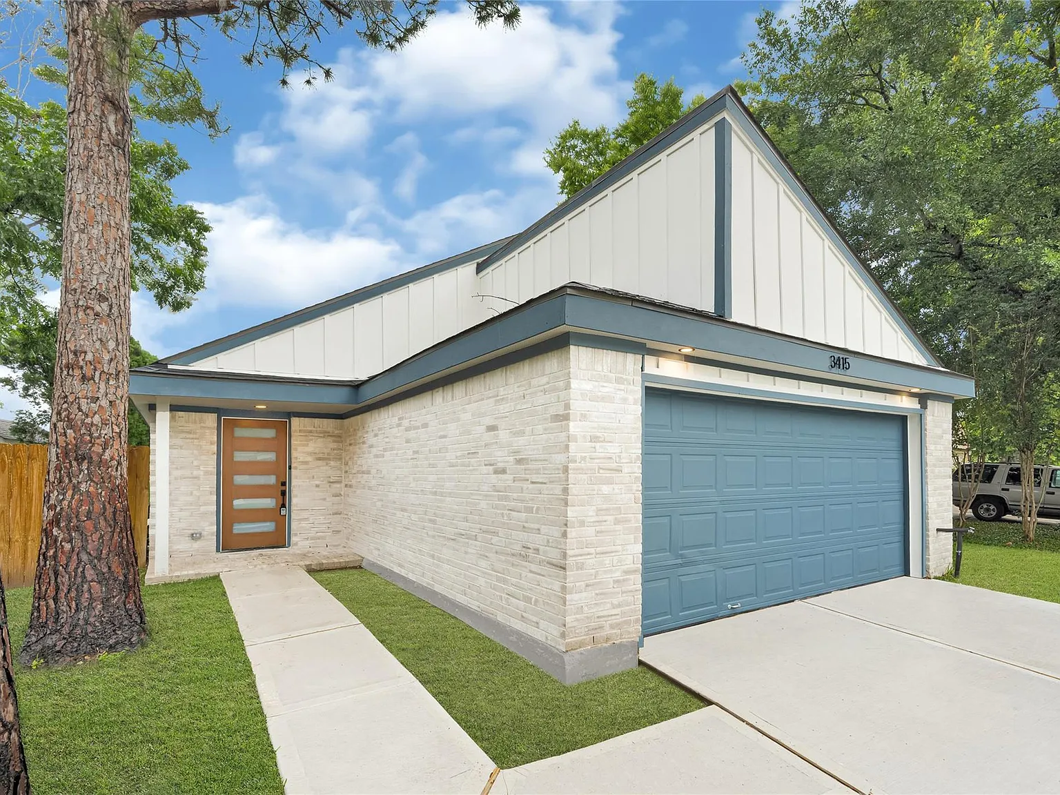 4 bed, 2.0 bath, 2228 sqft, $2,300 — Photo 2