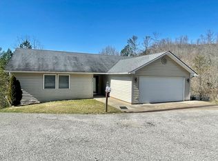 230 Happy Valley Ln, Hazard, KY 41701