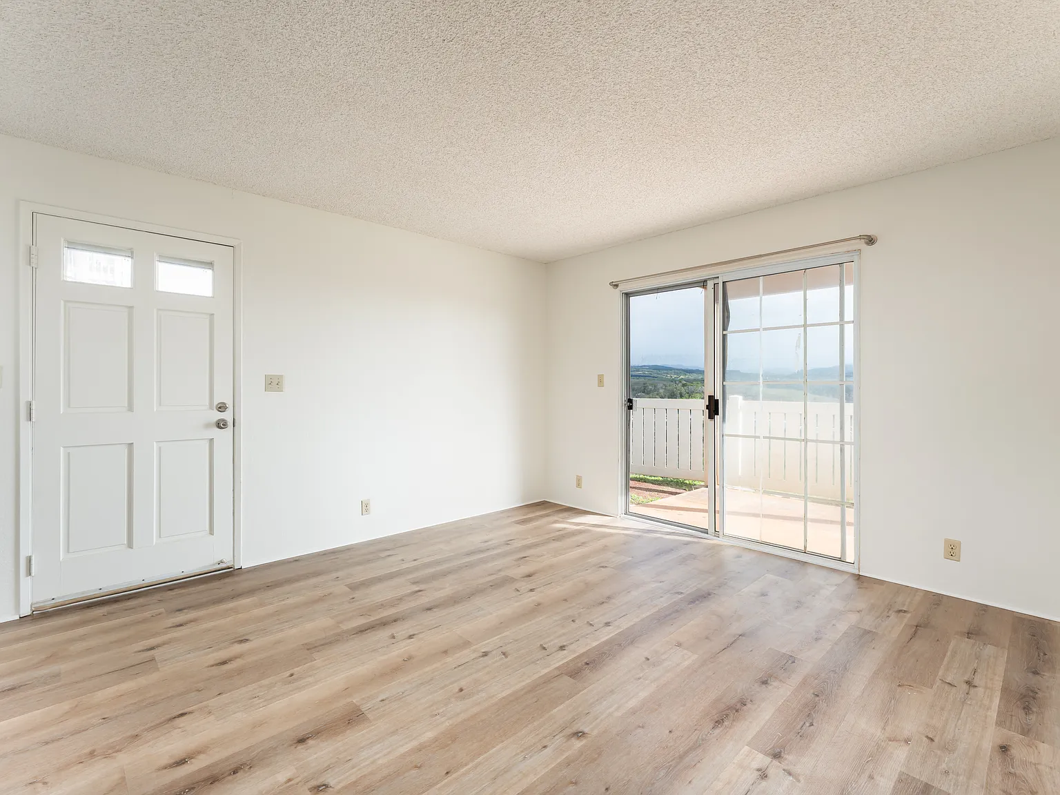 2 bed, 1.5 bath, 750 sqft, $2,800 — Photo 2
